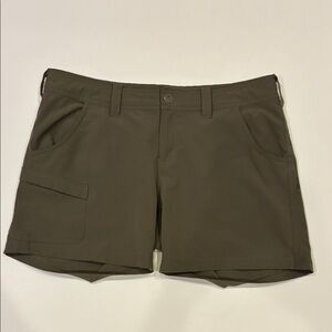 The North Face Women's Cargo short shorts in Olive